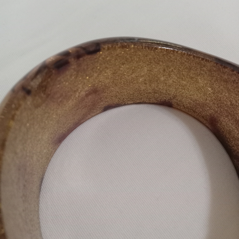 VINTAGE- GOLD LUCITE CHUNKY BOLD RETRO BANGLE BRACELET - Picture 4 of 10
